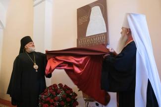 Освящена мемориальная доска священномученику Вениамину