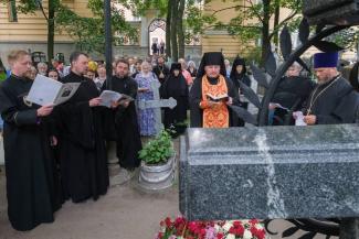 Молебен у креста-кенотафа свщм. Вениамина (Казанского) совершен в Александро-Невской Лавре